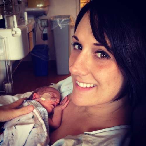 Postpartum doula makes placenta capsules for Portland Oregon