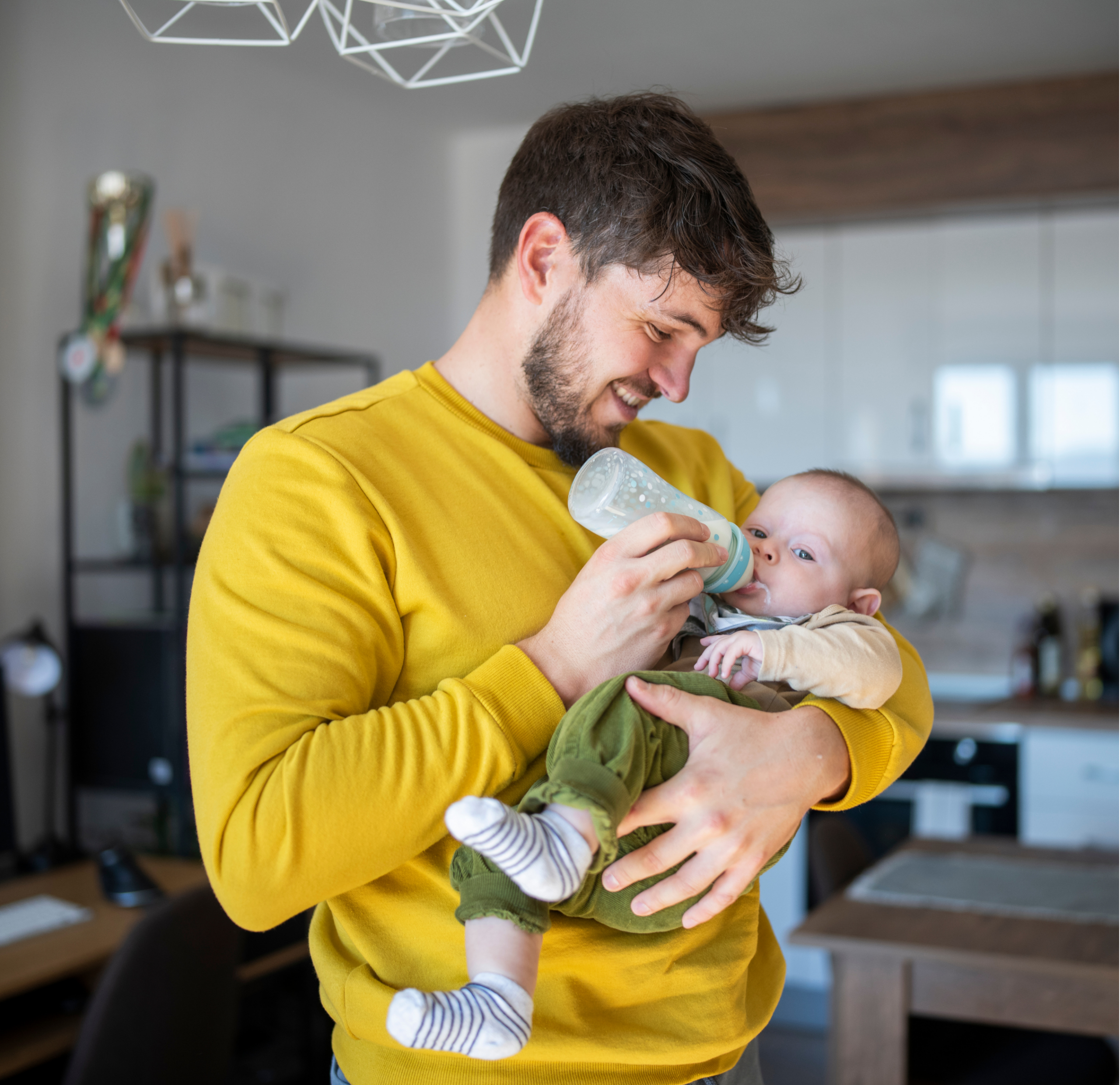 Birth doula in Portland, Oregon holding newborn