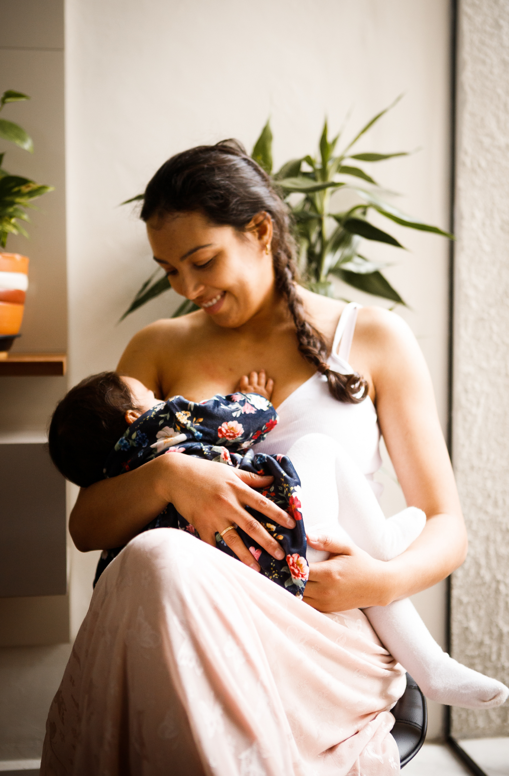 Birth doula in Portland, Oregon holding newborn
